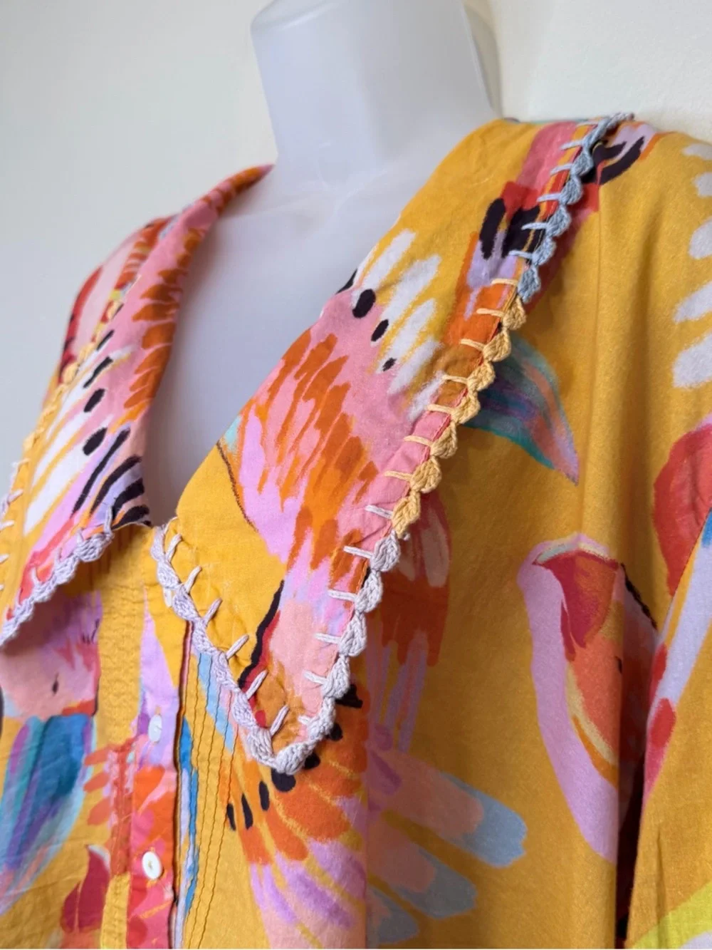 FARM Rio Neon Macaws Multicolor Button Front Scalloped Collar Cropped Top Blouse - Picture 6 of 16